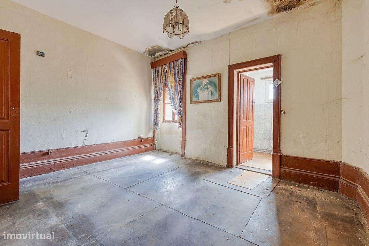 Moradia de 3 Pisos para Renovar Candal-9