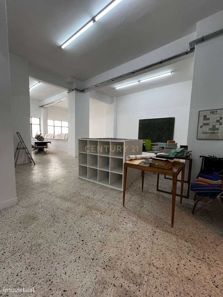 Armazém Amplo em Sacavém-12