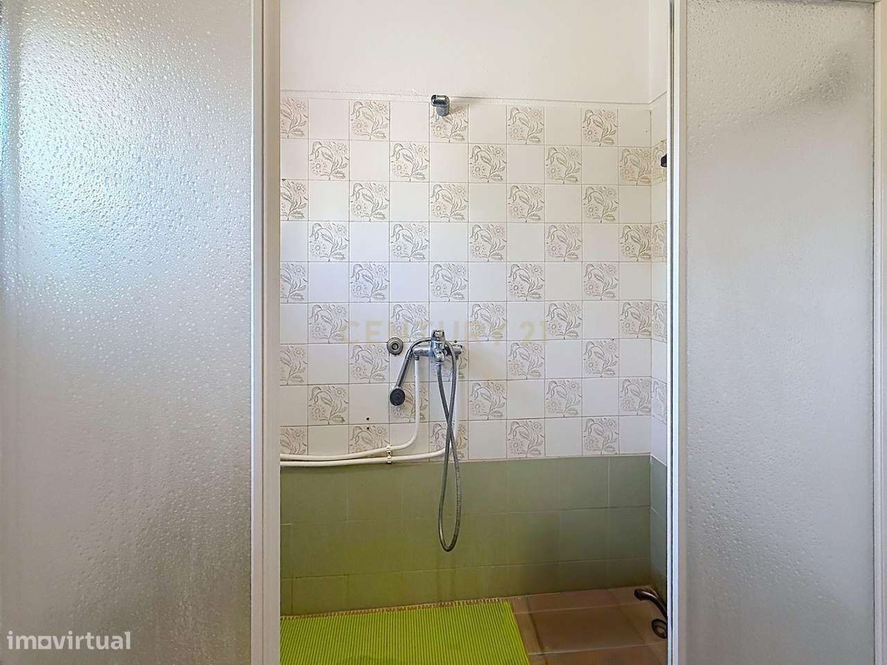Moradia Espaçosa com 5 Quartos, Garagem Dupla e Vistas Deslumbrantes s-33