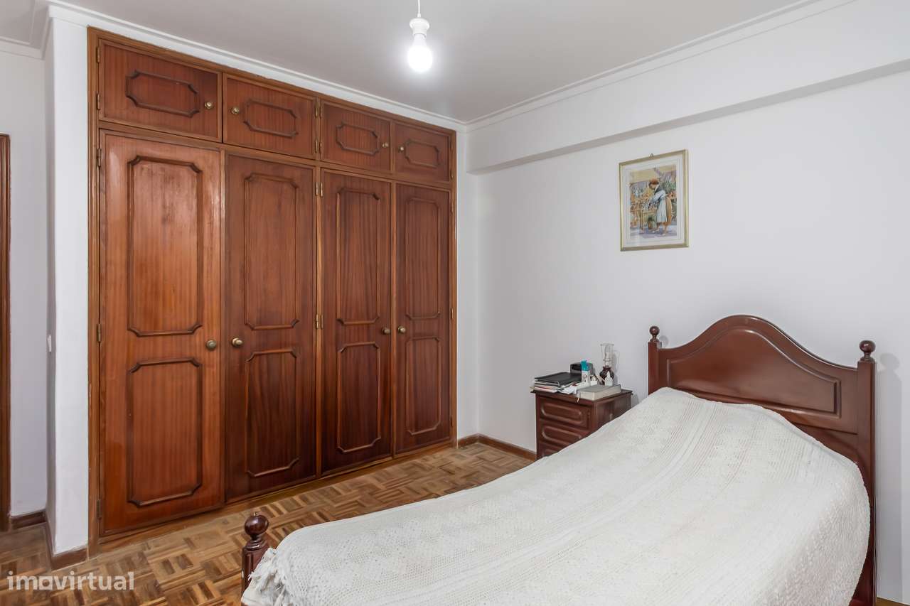 Excelente apartamento T2, situado na Tapada das Mercês-7