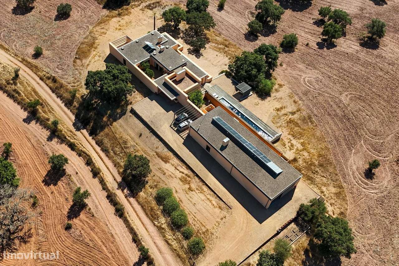 Moradia de Autor. Refúgio Modernista e Sustentável em Monte Alentejano - Grande imagem: 4/60