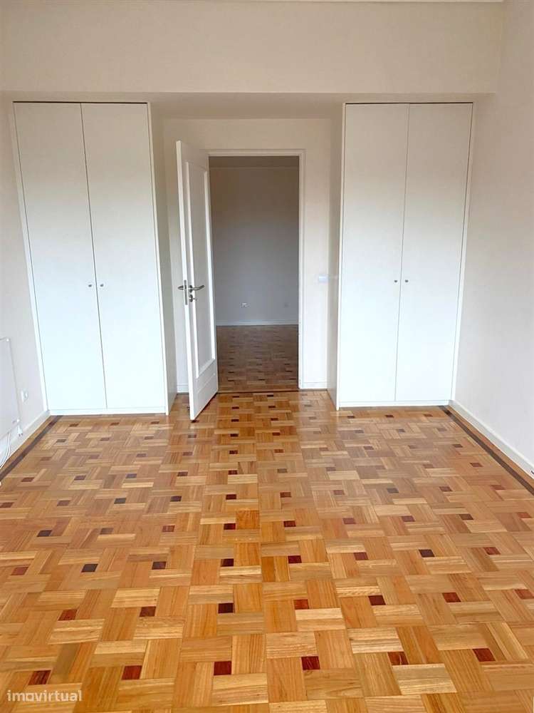 Apartamento T4 c/ varanda renovado à Av. da Boavista-13