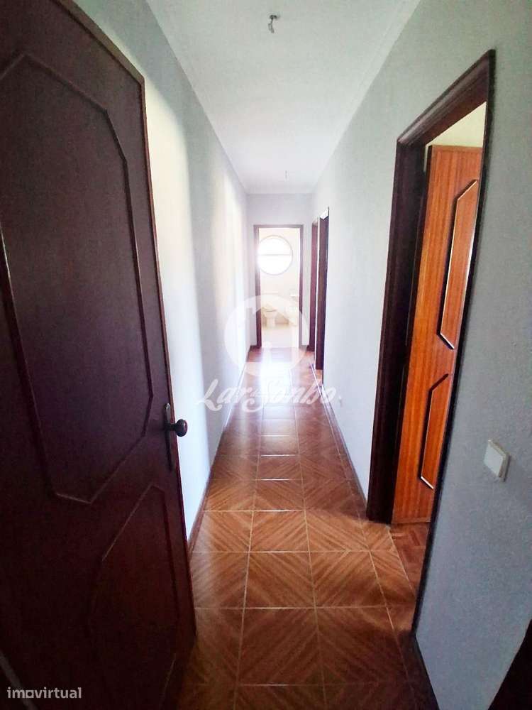 Apartamento T3 com duas frentes, garagem/box e remodelação em curso...-5