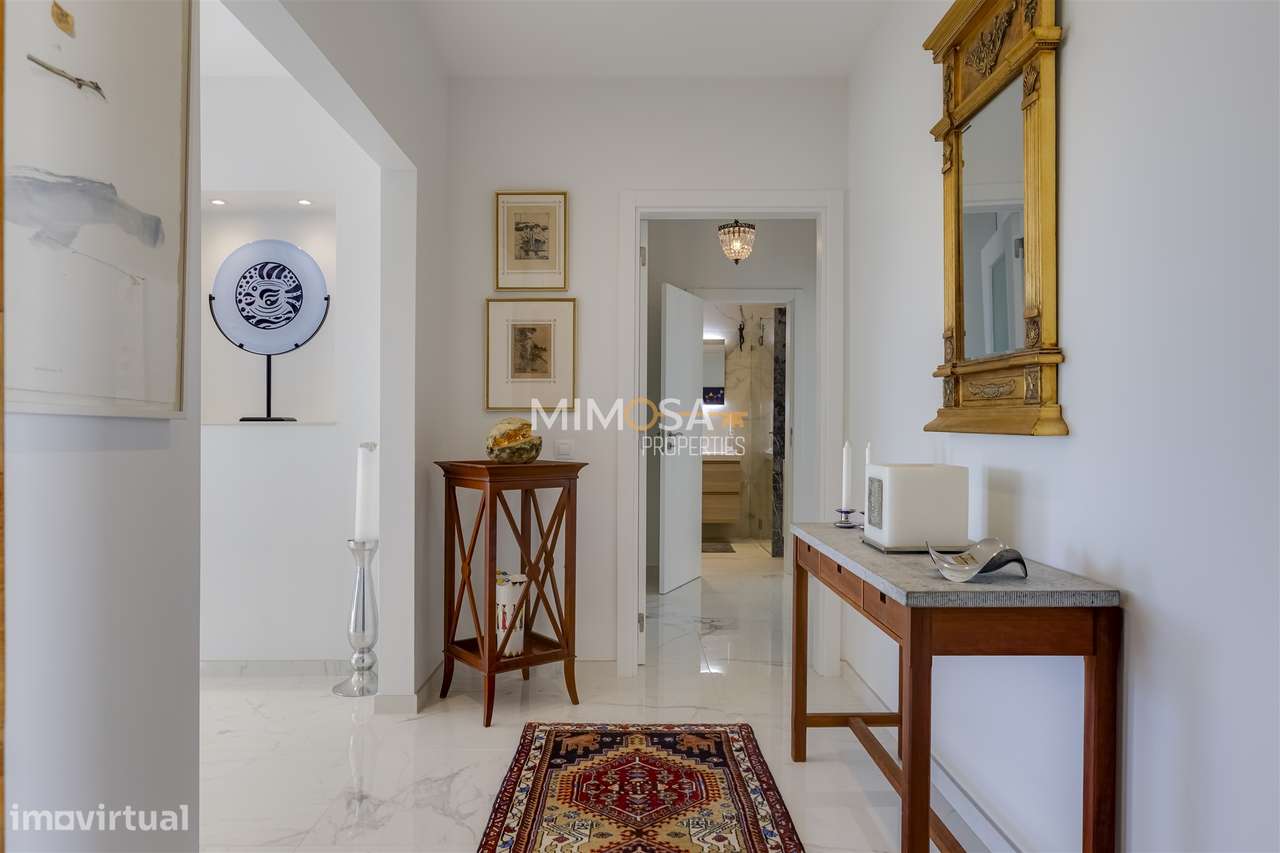 Cobertura exclusiva no Meia Praia T3 com um amplo terraço no último pi - Grande imagem: 2/53