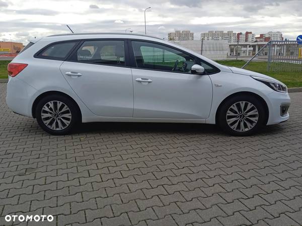 Kia Ceed 1.6 CRDi 136 ISG Dream-Team Edition - 4