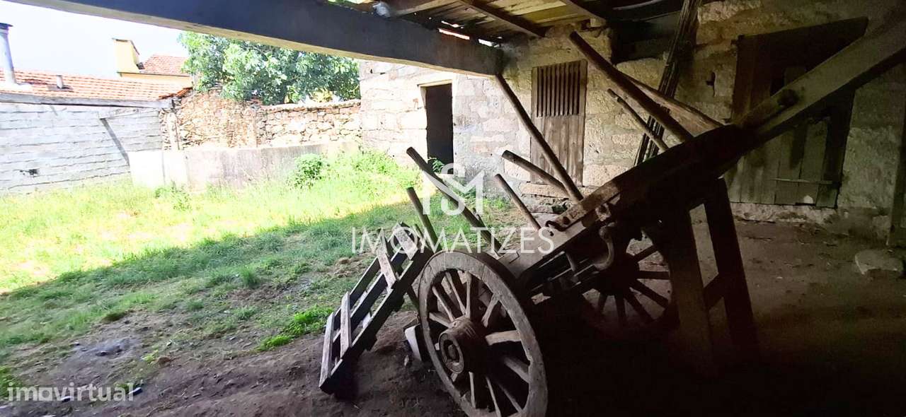 Moradia T3 para reabilitação total com grande potencial de valorização-26