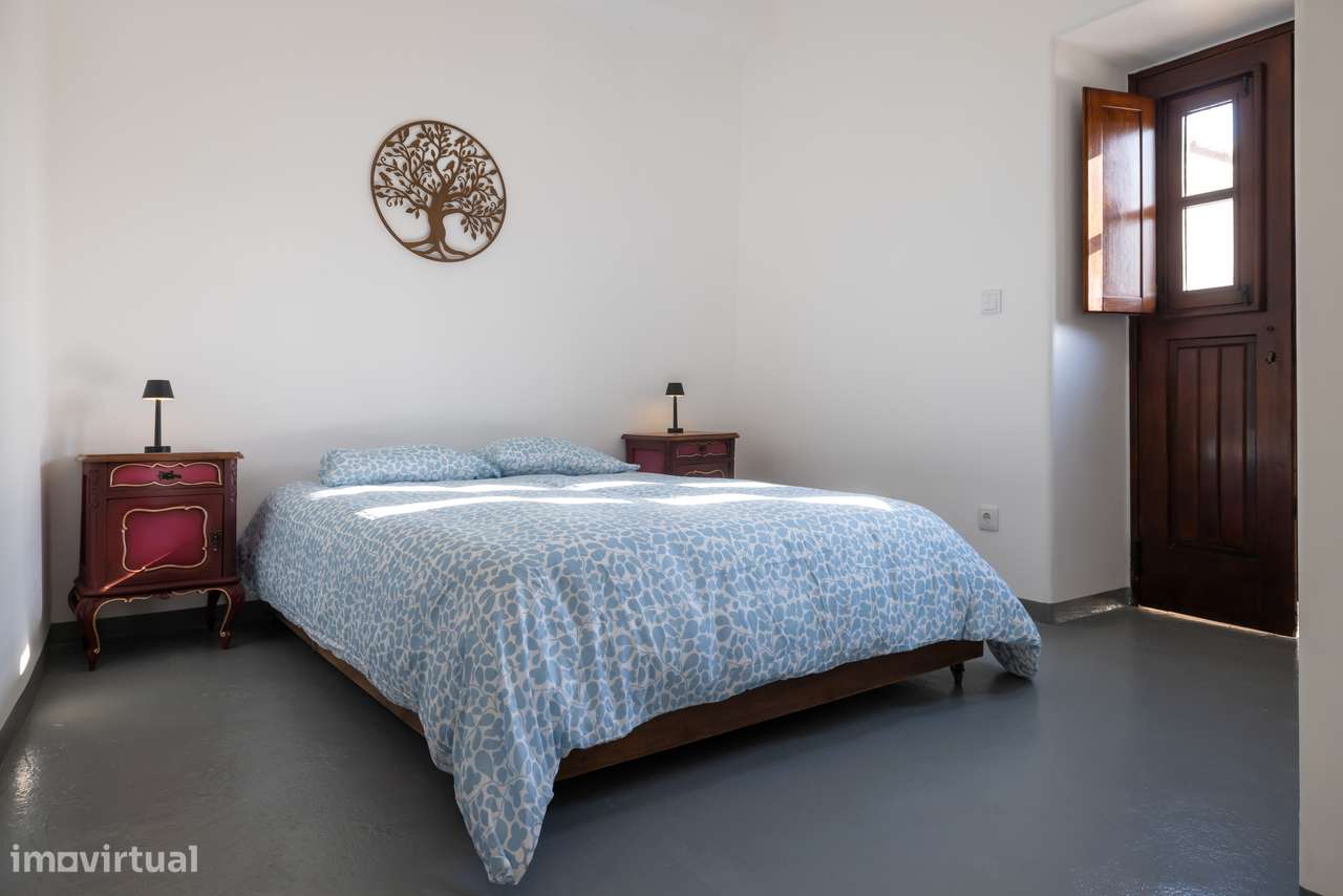 Moradia T-1 com logradouro, piscina, estacionamento.-15