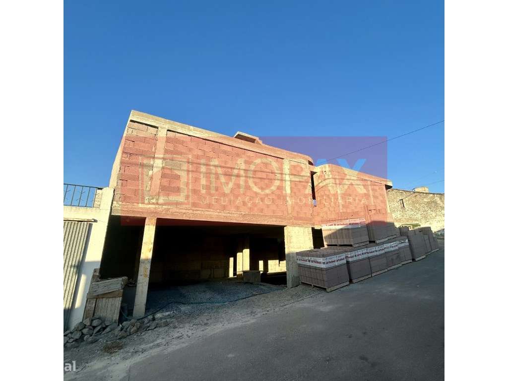 BERINGEL / Moradia T3+1 / Garagem / Quintal e Piscina / em fase de ... - Grande imagem: 2/8