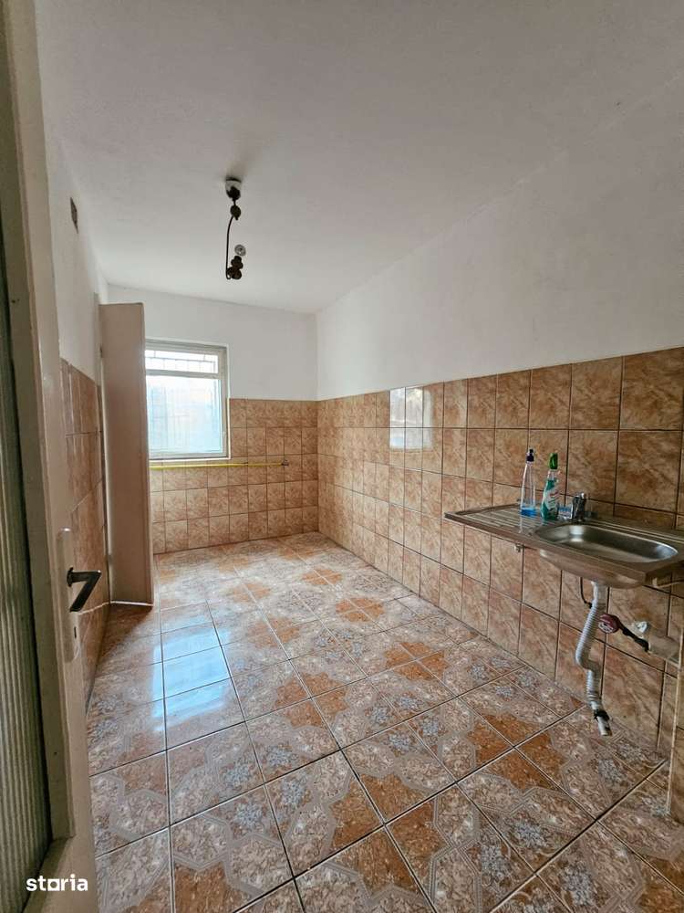 Apartament cu 3 camere, zona Favorit, parter - Imagine principală: 4/6