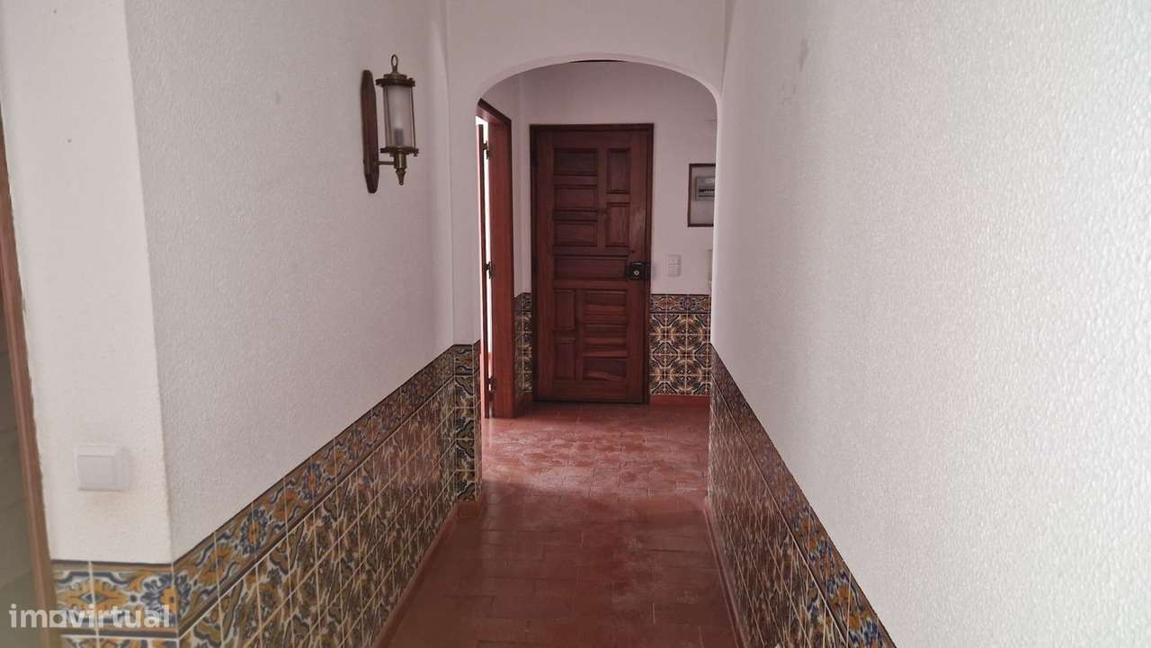 T4 Com Excelentes áreas - Situado em zona tranquila-8