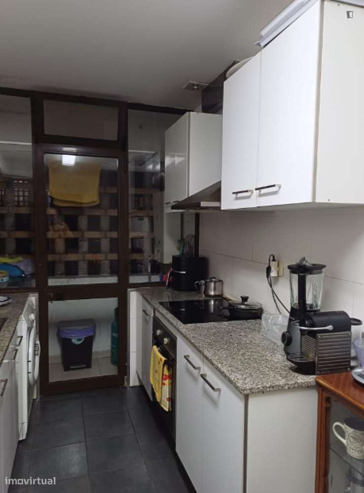 Quarto - localizado em Lordelo do Ouro Porto - Grande imagem: 3/10