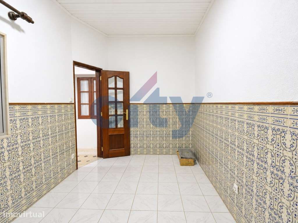 MORADIA EM BANDA , T3 A APENAS 170M DO METRO ODIVELAS-13