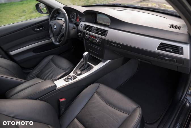 BMW Seria 3 330d DPF Touring Edition Exclusive - 31