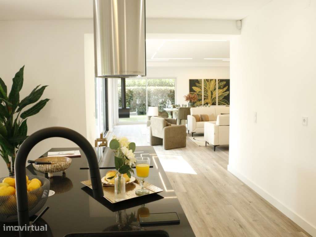 Moradia T4 com Jardim Privado e Piscina na Aroeira-14