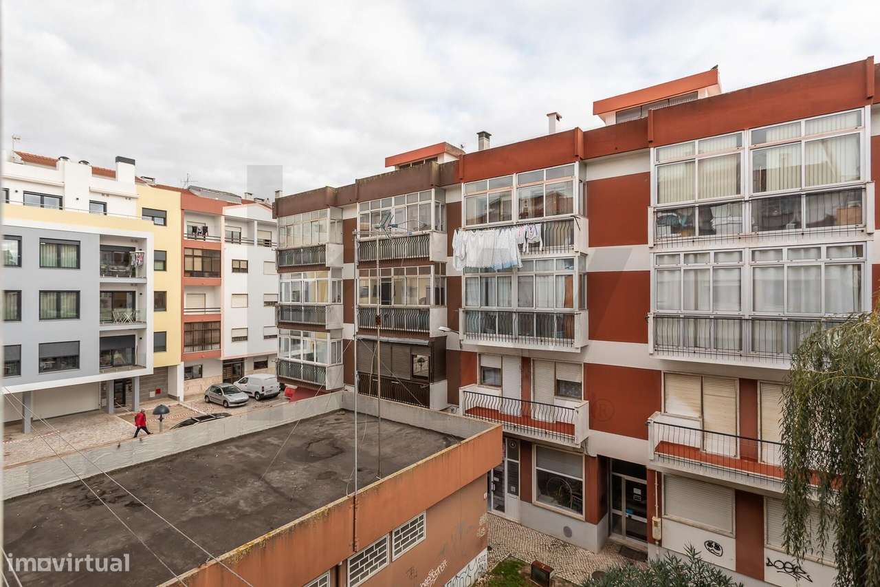 OPORTUNIDADE T2 com Varanda e Arrecadação em Zona Calma e Central d - Grande imagem: 4/28