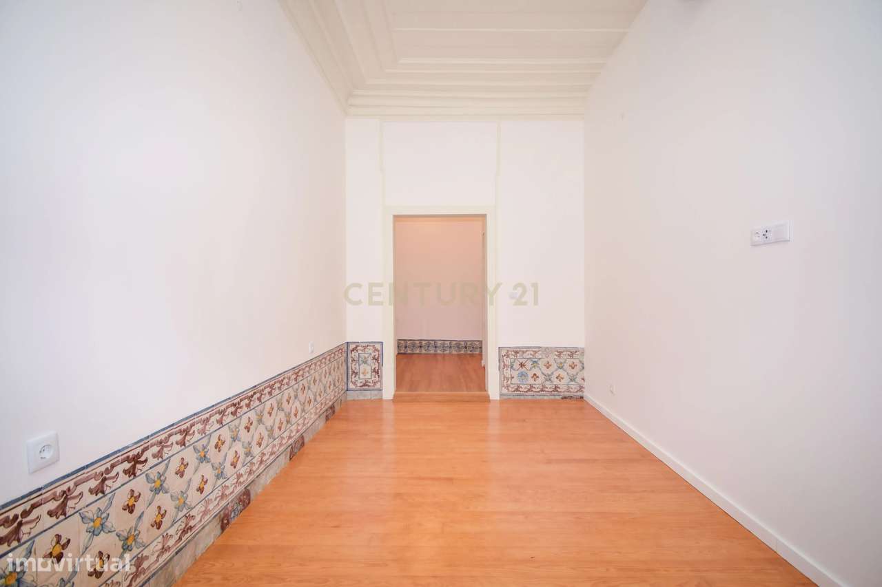 Apartamento T2 renovado na Rua dos Fanqueiros-6