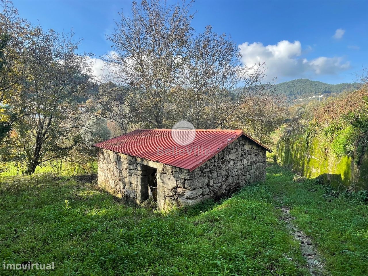 Quinta entre Amares e Gerês com casa para recuperar e vinha