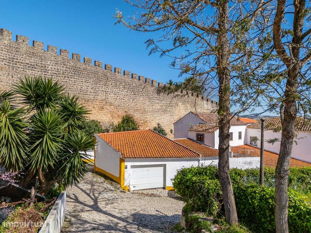 Moradia junto às muralhas do Castelo de Óbidos-43