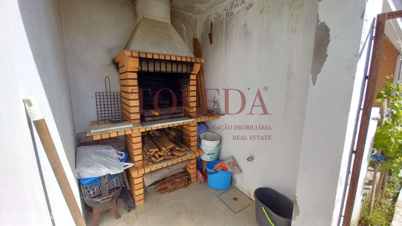 Moradia Bifamiliar com 2 T3 em Vialonga-36