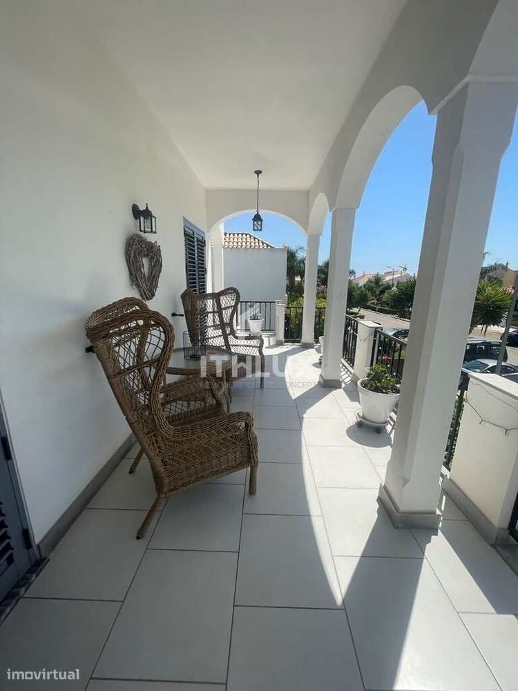 Villa de luxo impecavelmente apresentada com piscina e jardins em Tavi-30