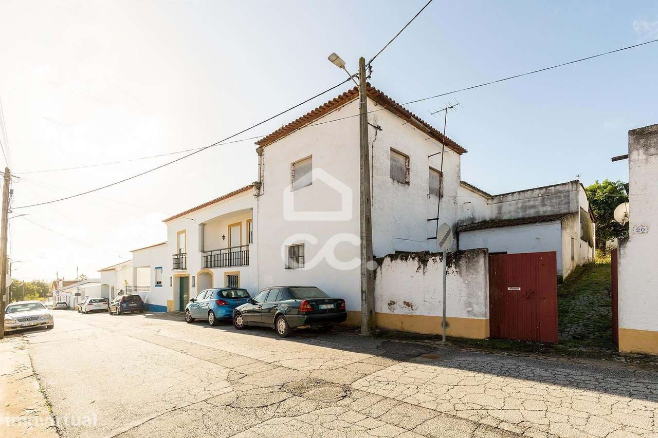 Duas moradias com área total de 327 m2 de construção em amplo Terreno - Grande imagem: 4/41