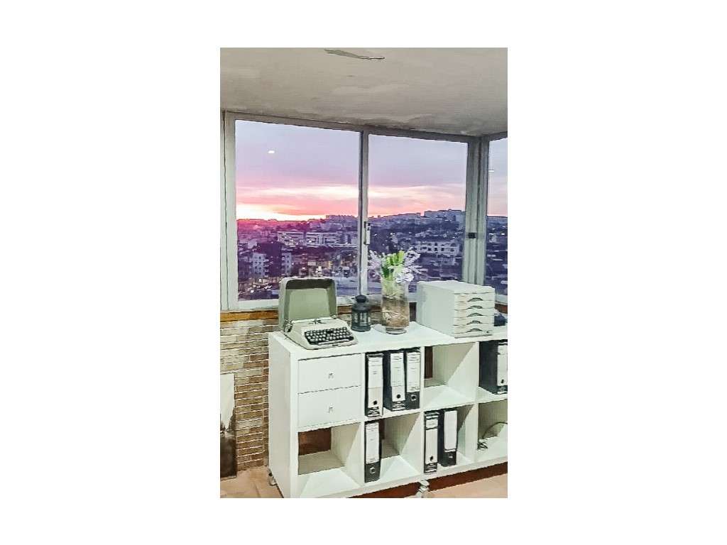 T4 no com terraço e vistas na Amadora - Grande imagem: 4/14