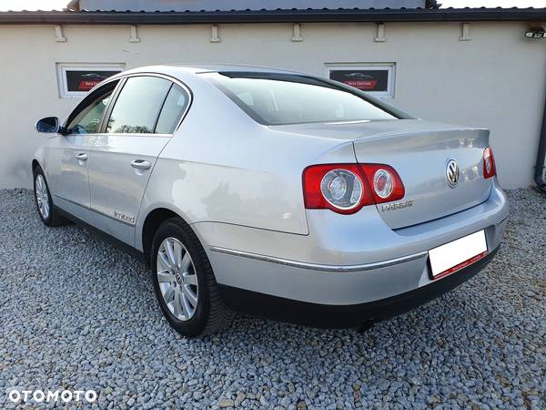 Volkswagen Passat 1.6 FSI Trendline - 2