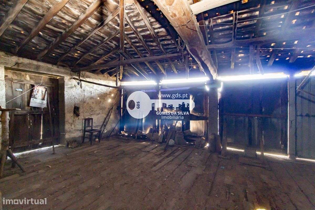 Duas moradias para restauro em Lago-10