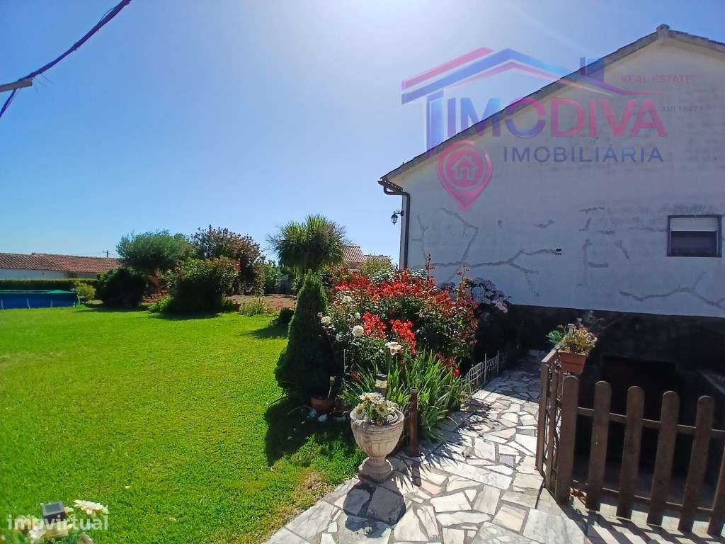 Moradia térrea T4, com churrasqueira e jardim em Arega-54