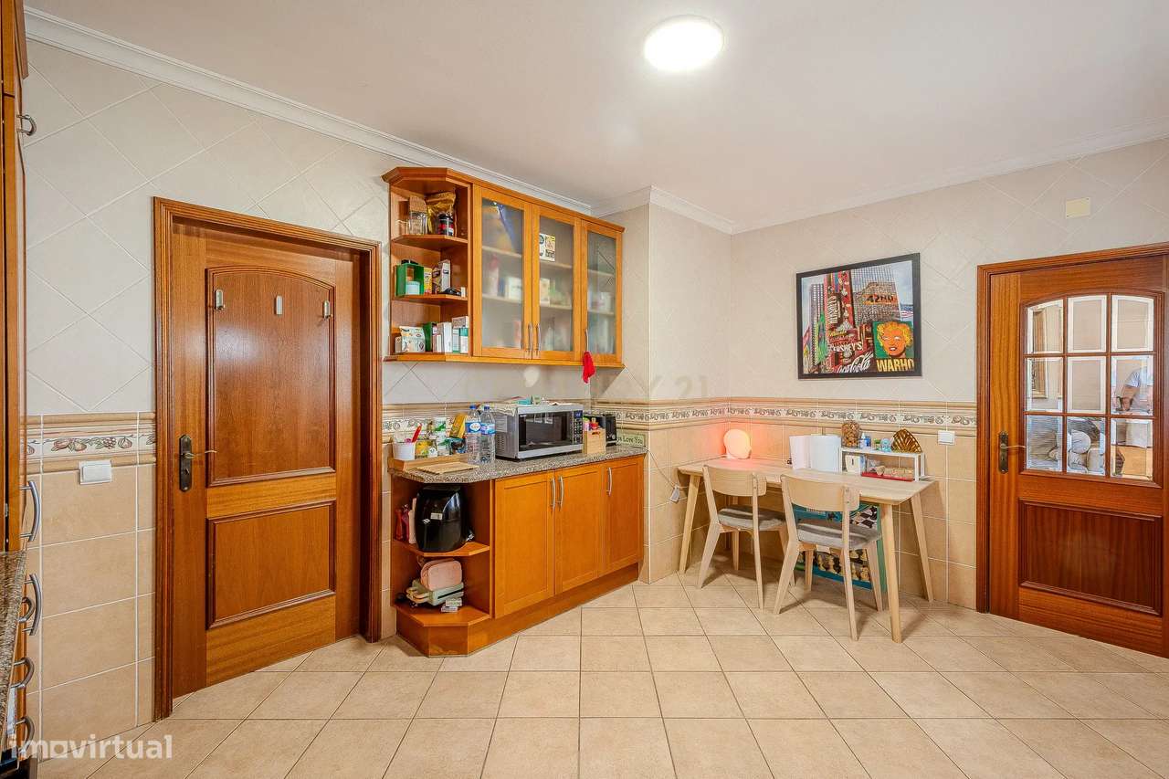 Moradia T2 Geminada C/ 2 Apartamentos Independentes e 238 M2 de Área E-10