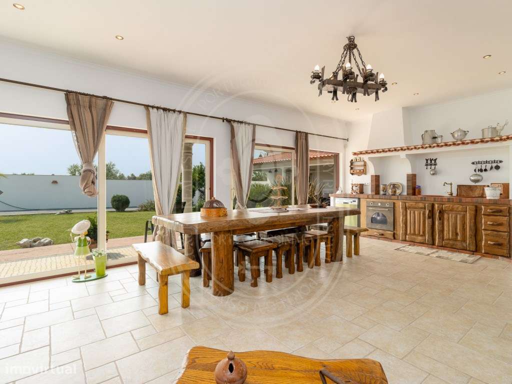 Moradia de Luxo T4+2, Remodelada, Mobilada, Piscina, Salão de Jogos...-40