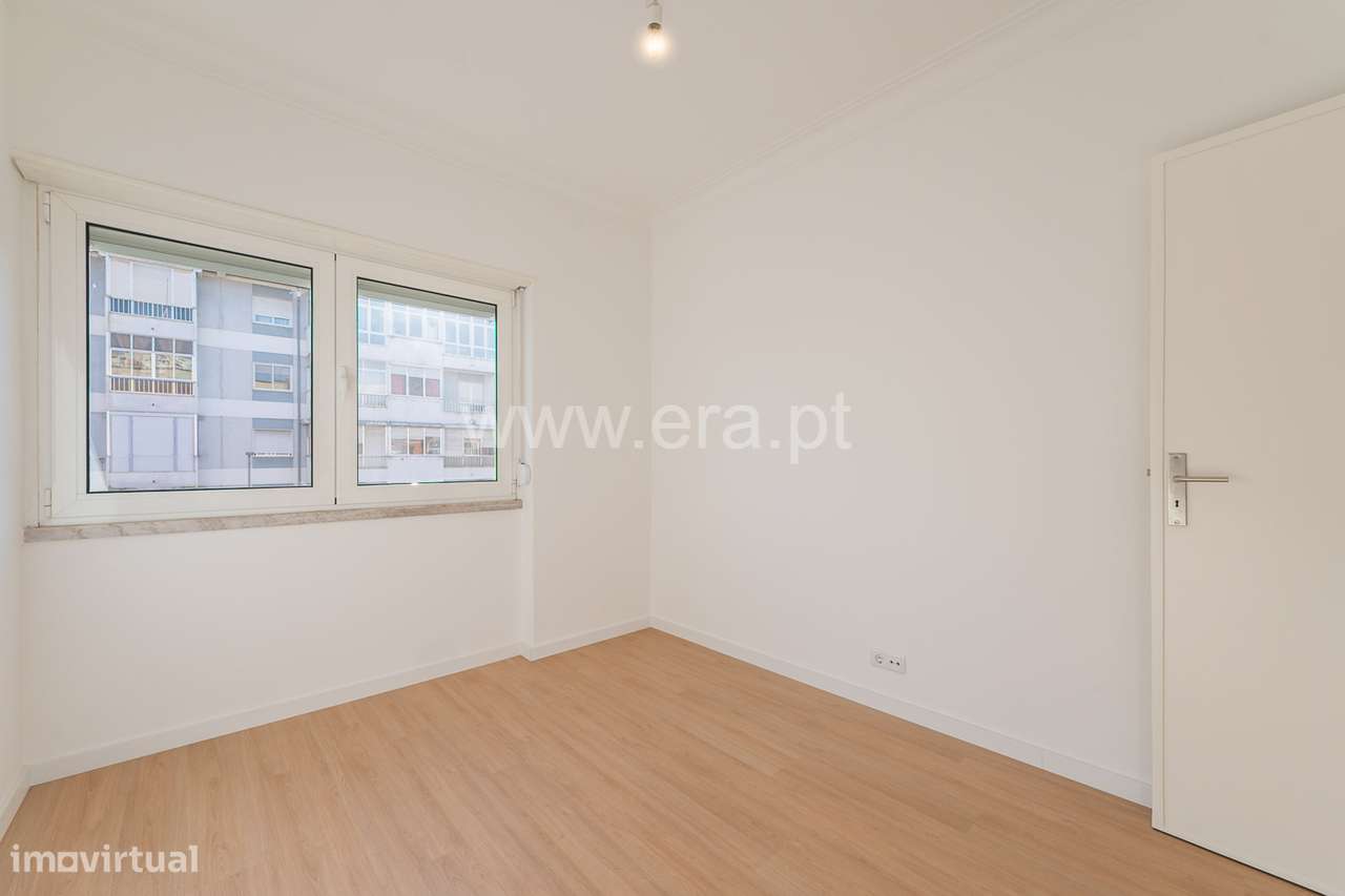 T2 Totalmente Remodelado a 5 Minutos do Metro — Odivelas-8