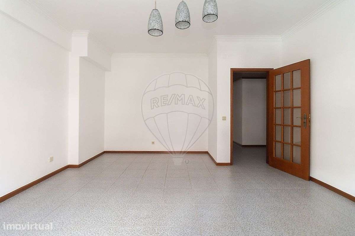 Apartamento T2 com Arrecadação em Paio Pires-10