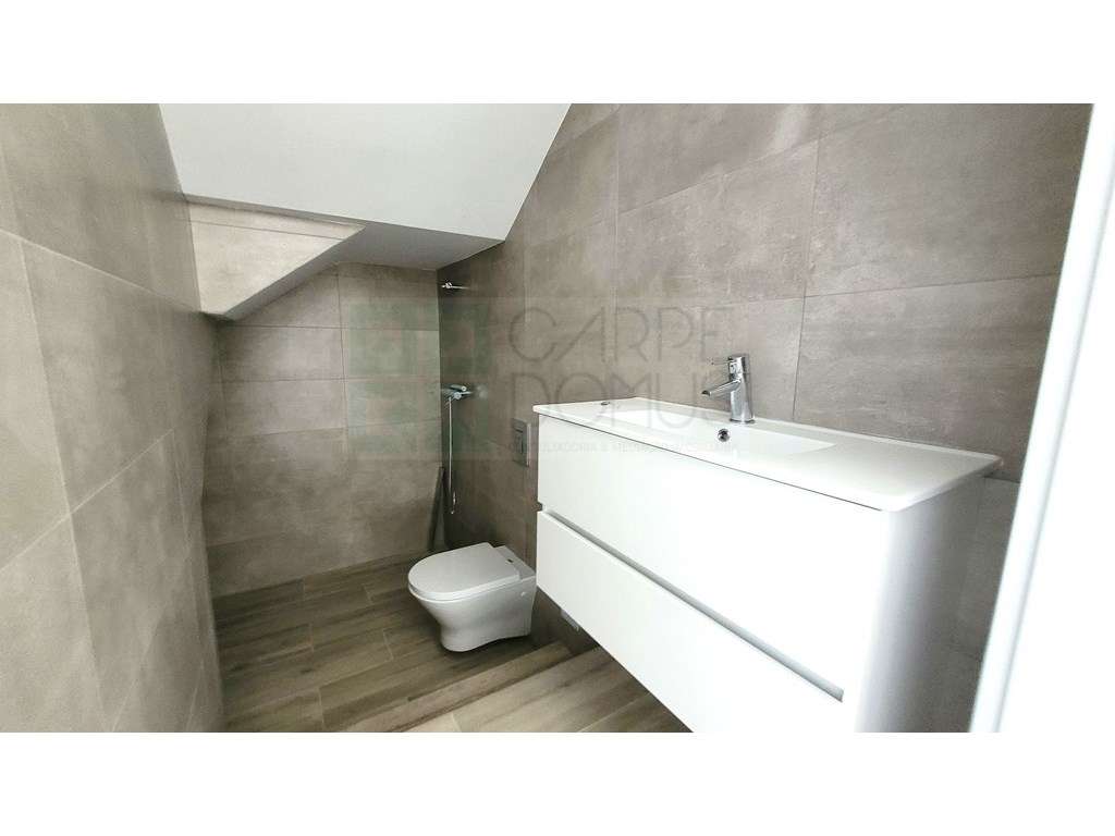 Moradia T2+1 Moderna com Terraços e Estacionamento.-9