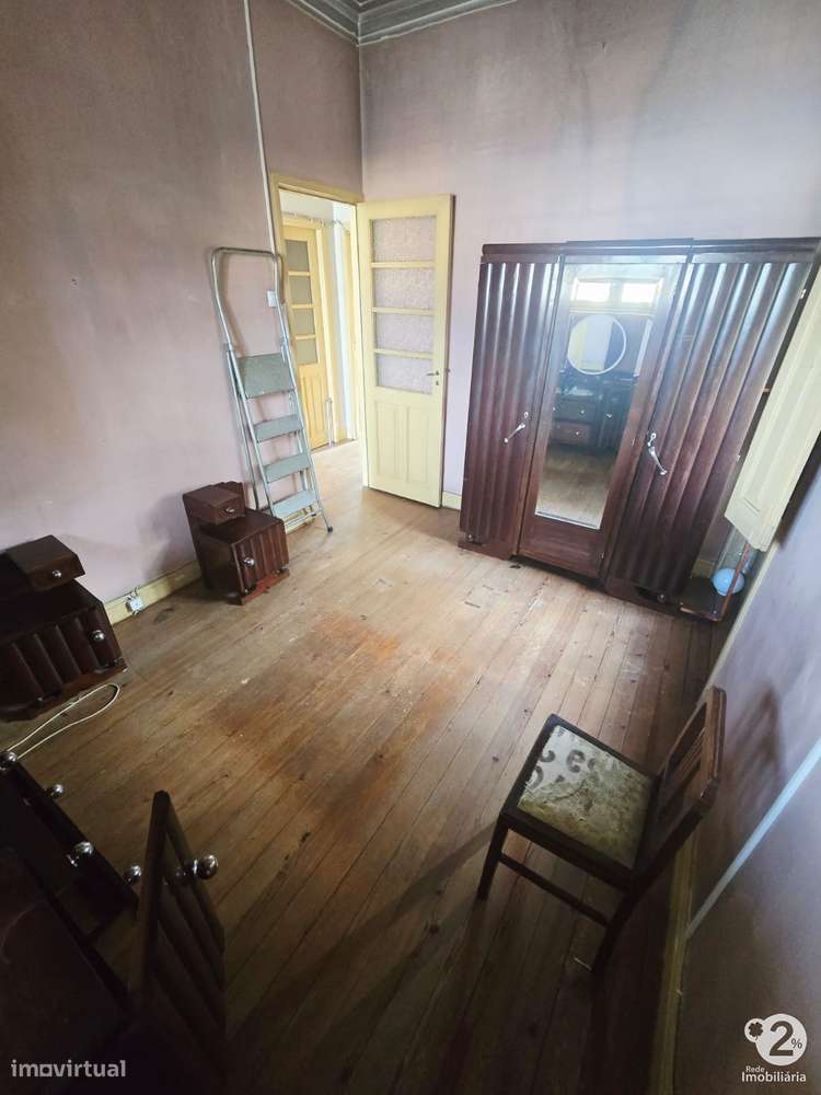 Moradia V3 no Porto perto do Parque Nascente ( para recuperar )-4