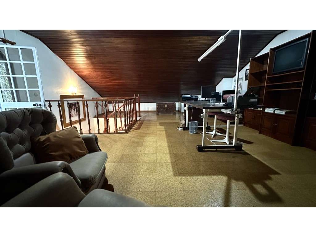 Moradia T5 com Sótão, Jardim Privado e Churrasqueira - Carnaxide-19