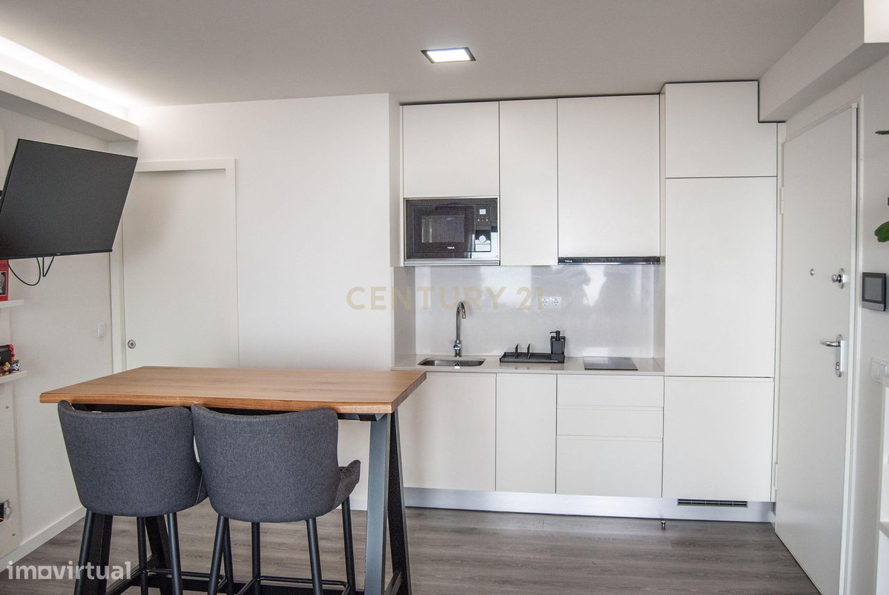 Apartamento T0 Mobilado com varanda - Zona central de Aveiro - Grande imagem: 1/18