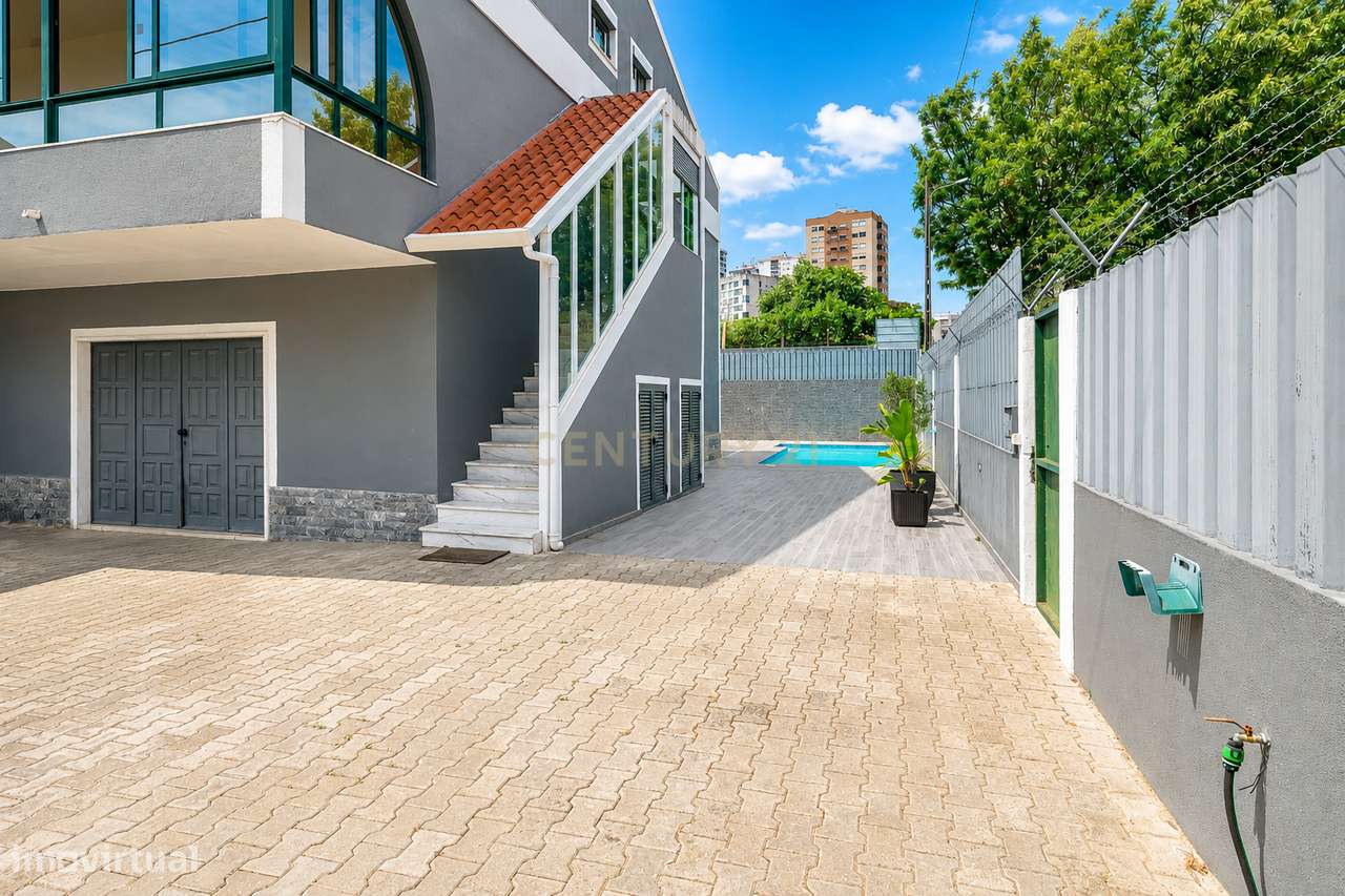 Moradia T4 com piscina e garagem junto às Colinas do Cruzeiro-38