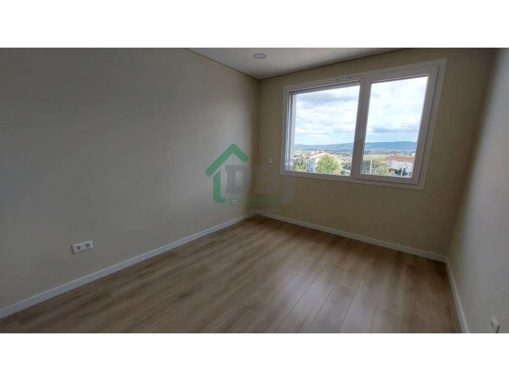 FABULOSO T2 DUPLEX NOVO - Boas áreas, 2 Suites!-13