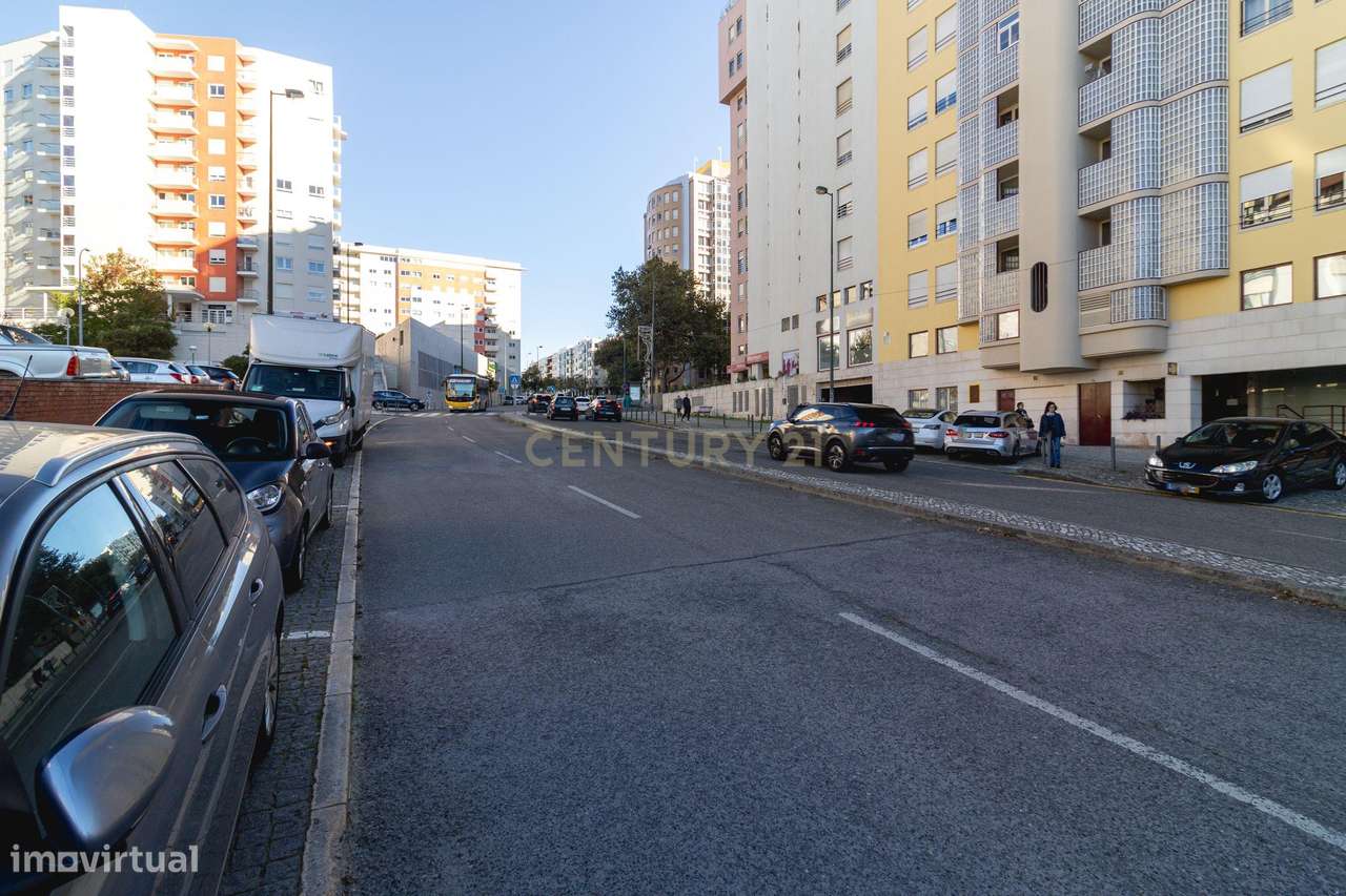 Fantástico T5 Quinta das Conchas frente ao metro-50