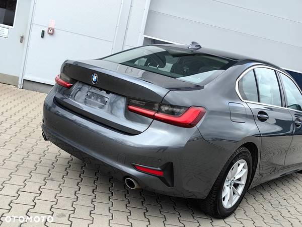 BMW Seria 3 318d Sport Line - 21