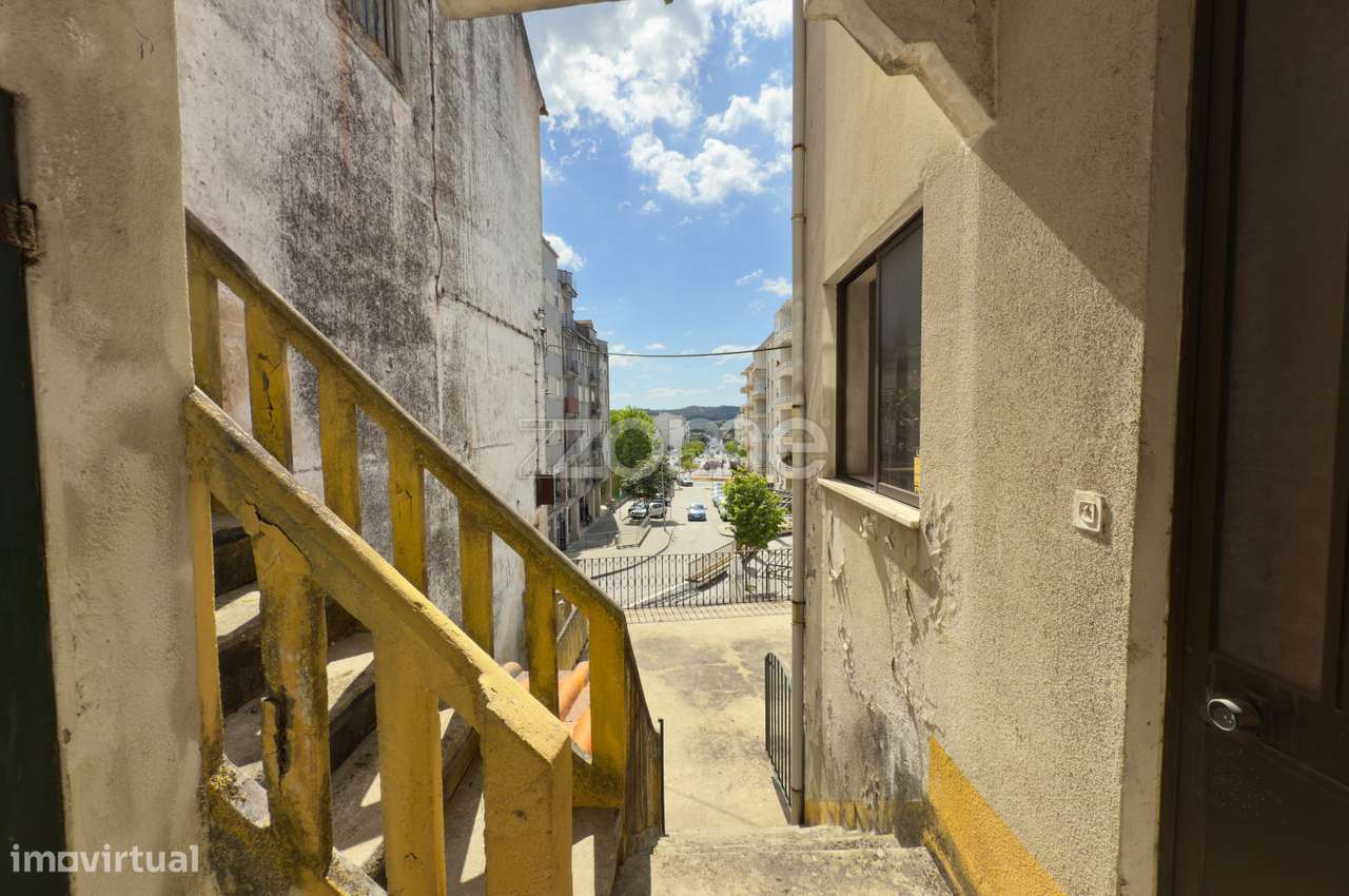 Edificio Na Zona Historica Da Lousa