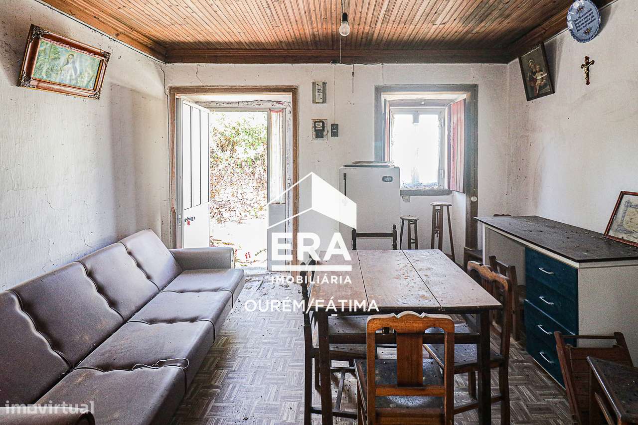 Moradia T2 para reconstrução no Olival-5