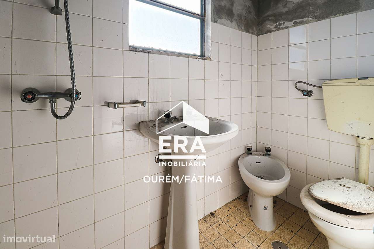 Moradia T2 para reconstrução no Olival-8