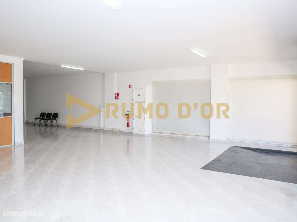 Loja com Armazém e escritórios-13