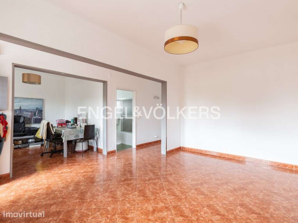 Moradia T6 com 2 pisos e jardim em Porto Salvo - Grande imagem: 4/42