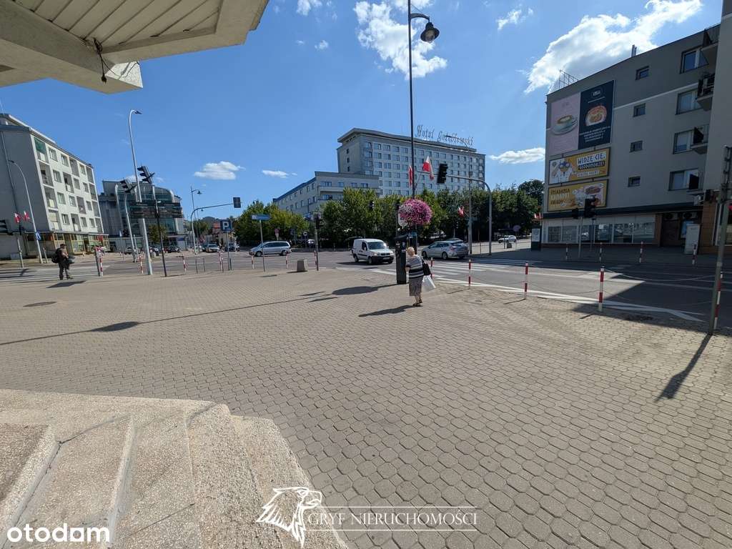 - Lokal w ścisłym centrum - idealny pod usługi --9