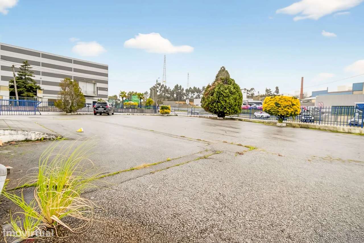 Armazém / Edifício Industrial com 1.800 m² | Avintes – Frente à N222-9