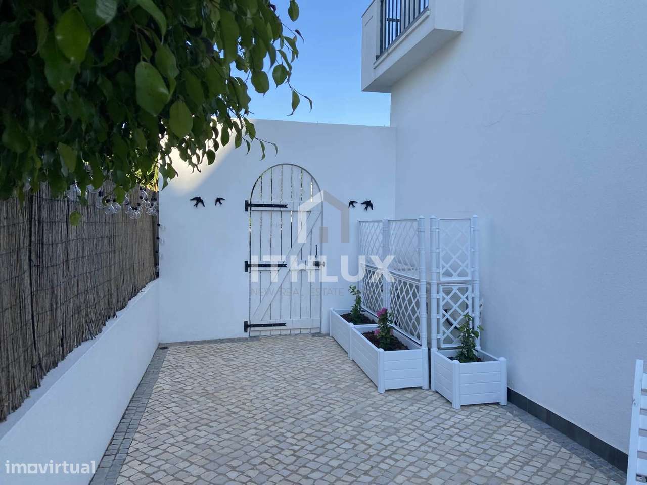 Villa de luxo impecavelmente apresentada com piscina e jardins em Tavi-20