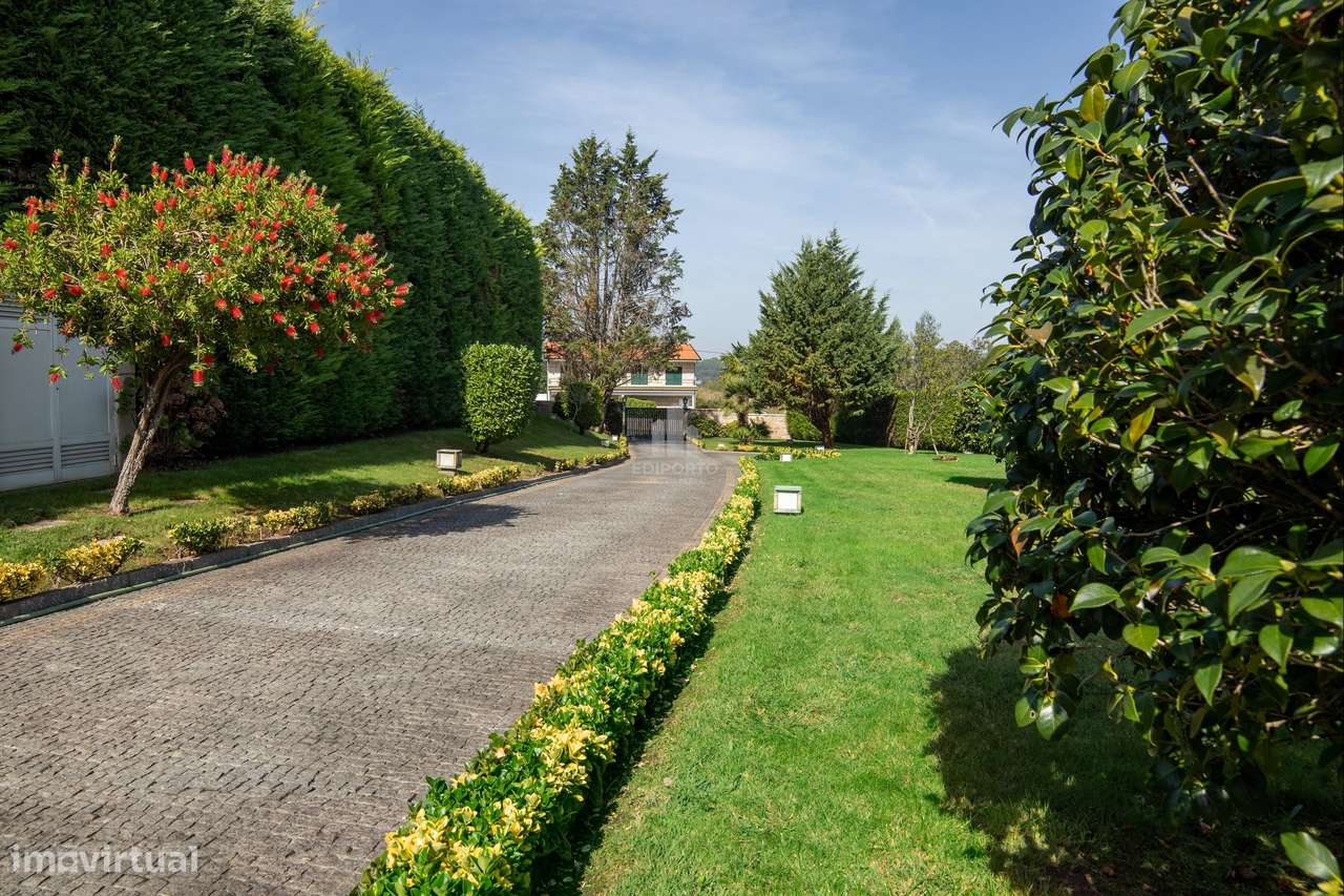 Moradia T6 Exclusiva com terreno de cerca 4.000 m² e Piscina Privada e-57